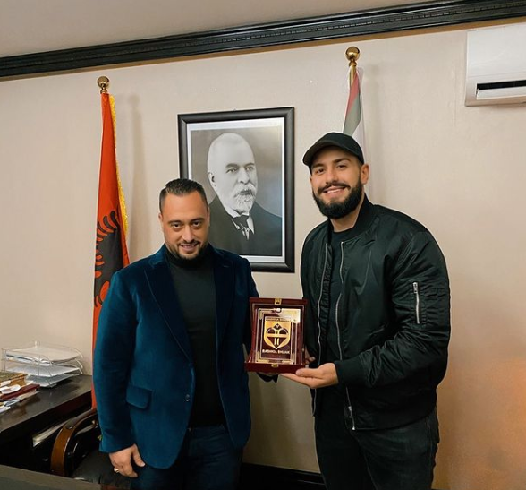 Ndihmoi të prekurit nga tërmeti, kryebashkiaku i Shijakut nderon me dekoratë Capital T