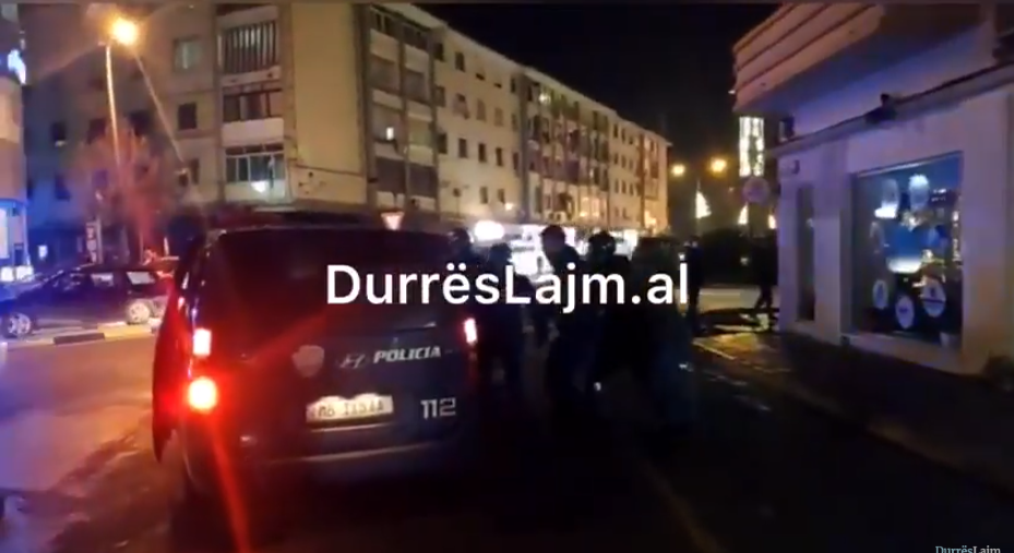 Policia e Durrësit nis ndalimet e protestuesve, i ndjek nëpër rrugë e lagje të qytetit (VIDEO)