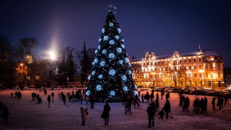 Krishtlindja vjen herët këtë vit, njerëzit “vërsulen” drejt pemëve
