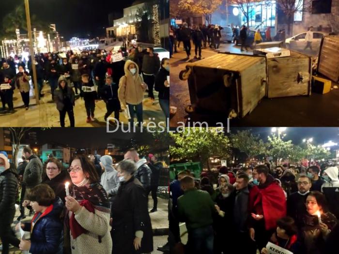 Protestë edhe në Durrës, çfarë po ndodh në sheshin kryesor dhe rrugën “Aleksandër Goga” (FOTO)