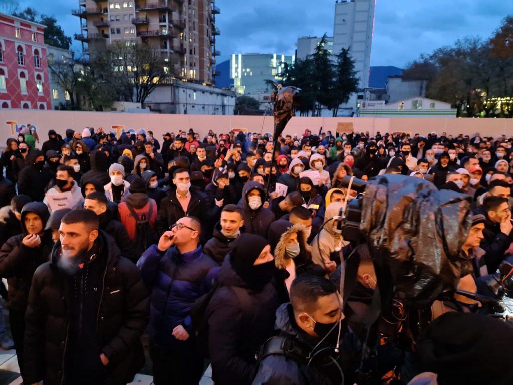 “Shmangni tubimet”/ Ambasada Amerikane thirrje qytetarëve të saj: Demonstratat mund të përhapen