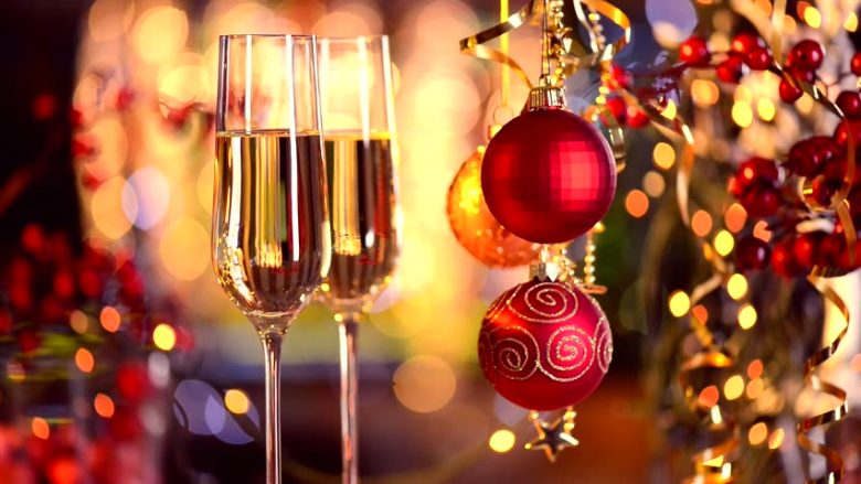 Këto janë pijet që nuk duhet të mungojnë asnjëherë në natën e ndërrimit të viteve