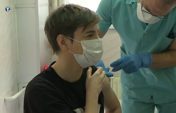 Kryeministrja serbe bën live vaksinën kundër COVID-19