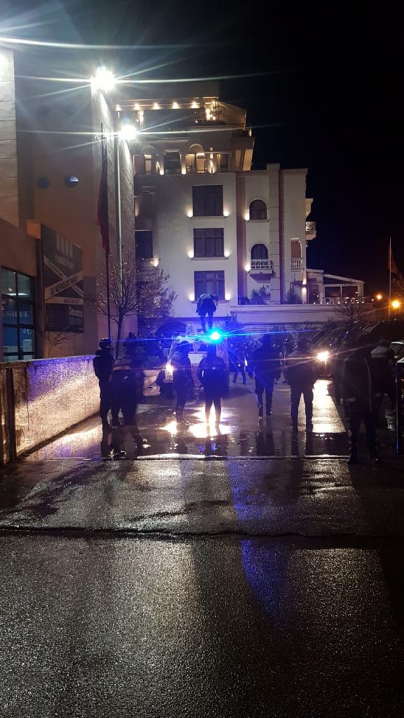 Arrestohet gazetari i Oranews, ishte në transmetim live kur e kapën policët