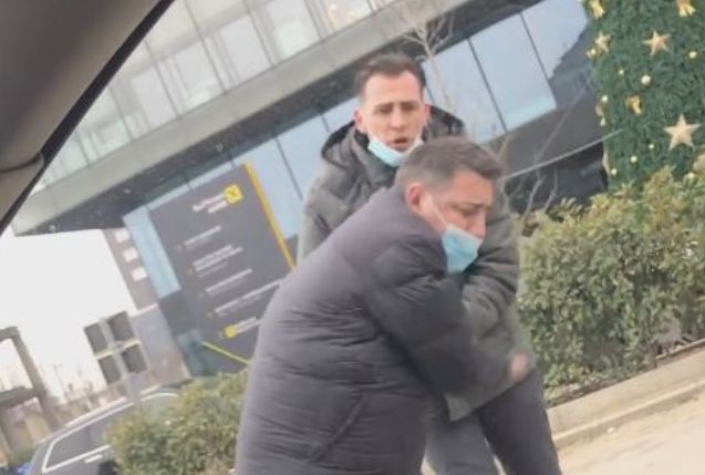 Gazetari rrihet në mes të ditës, policia nis hetimet (VIDEO)