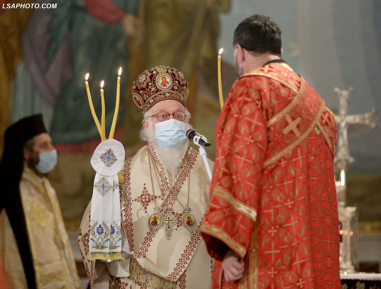Gjithë kohën me maskë, Kryepeshkopi Anastas drejton meshën e Krishtlindjes