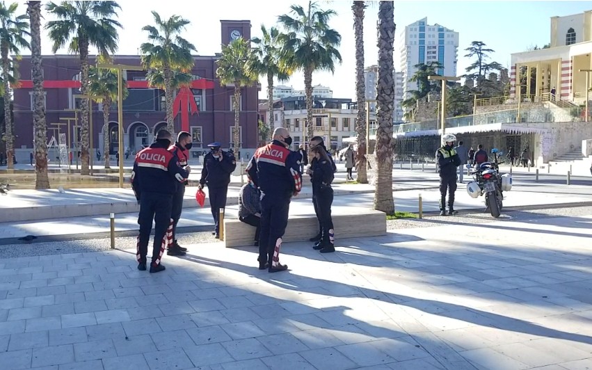 Alarmohen qytetarët te sheshi “Liria” në Durrës, gruaja tenton t’i vërë flakën vetes me benzinë