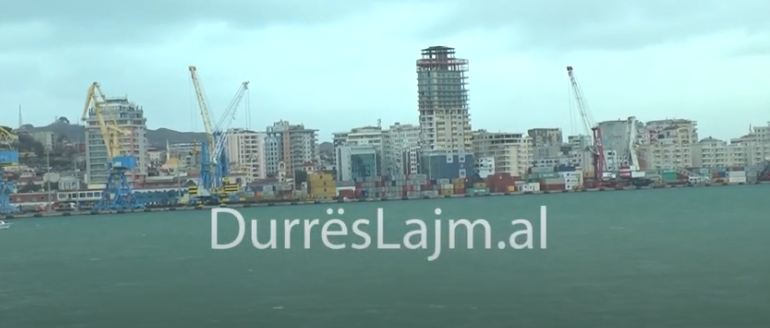 Moti i keq gjatë natës, tragetet nga Durrësi drejt Barit nisen me vonesë (VIDEO)