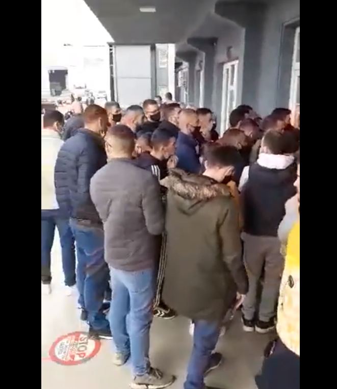 Qytetarët në Durrës grumbull te Drejtoria e Patentave, PD: Pse nuk merret asnjë masë