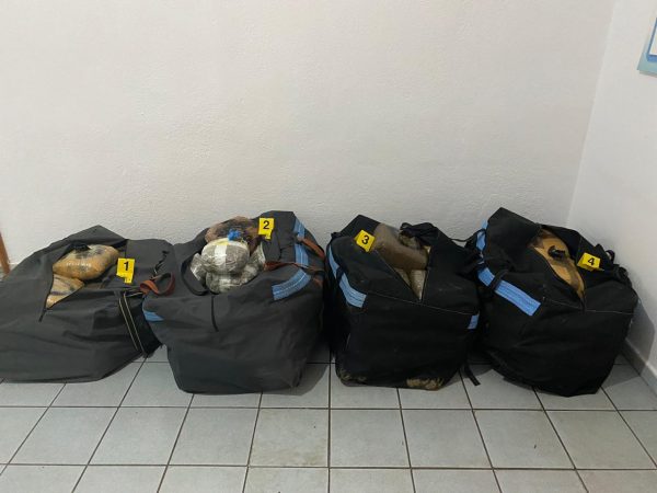 Sekuestrohen 140 kg drogë në Sarandë, e braktisur në 4 çanta në pyll