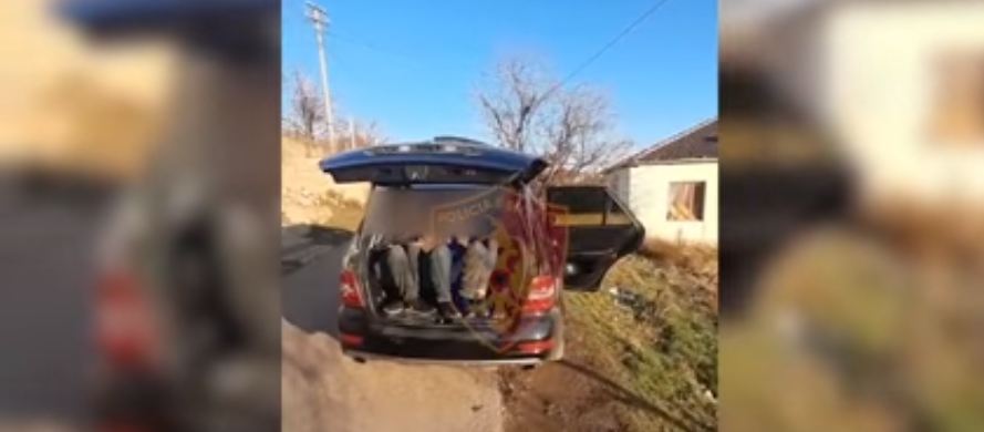 Me 7 emigrantë të paligjshëm në makinë, arrestohen dy persona nga Pogradeci