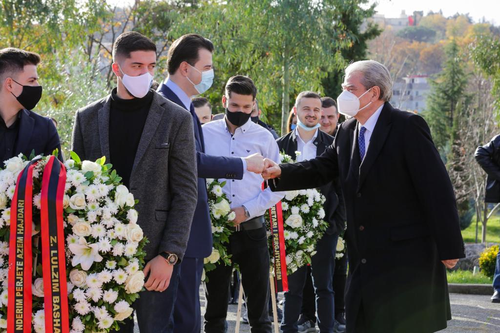 8 Dhjetori/ Basha dhe Berisha homazhe te monumenti i Azem Hajdarit