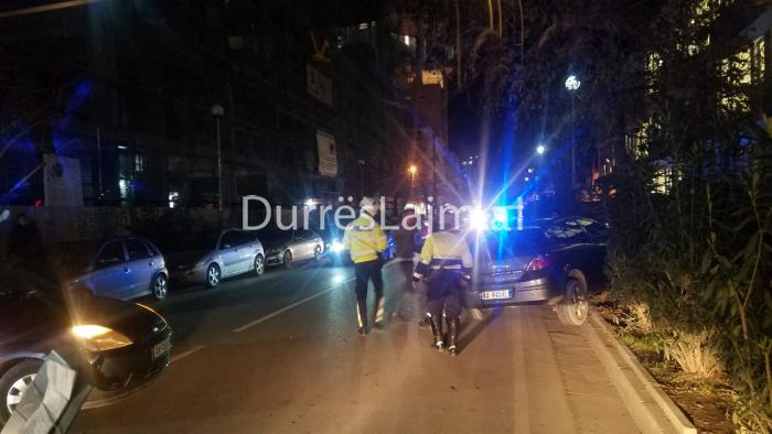 Përplasen dy automjete para shkollës 9-vjeçare në Durrës (FOTO)