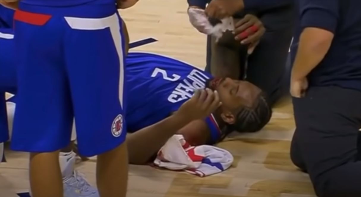 Frikë në NBA, basketbollisti përfundon në dysheme i gjakosur