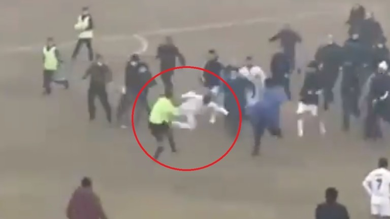 Futbollisti godet arbitrin në stil “kung-fu” pas ndeshjes kaotike në Uzbekistan (VIDEO)