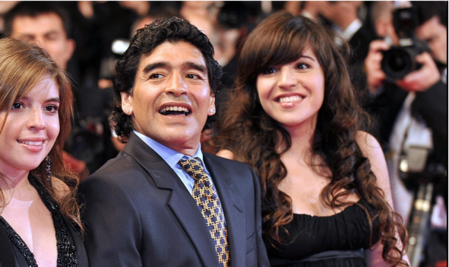 Futi në sherr të gjithë familjen, publikohet testamenti i Maradonës, lë jashtë ish-gruan dhe dy vajzat