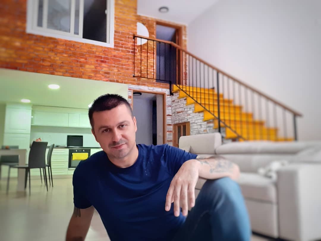 Këngëtari shqiptar infektohet me Covid-19: Këtë betejë kam vendosur ta fitoj sa më parë