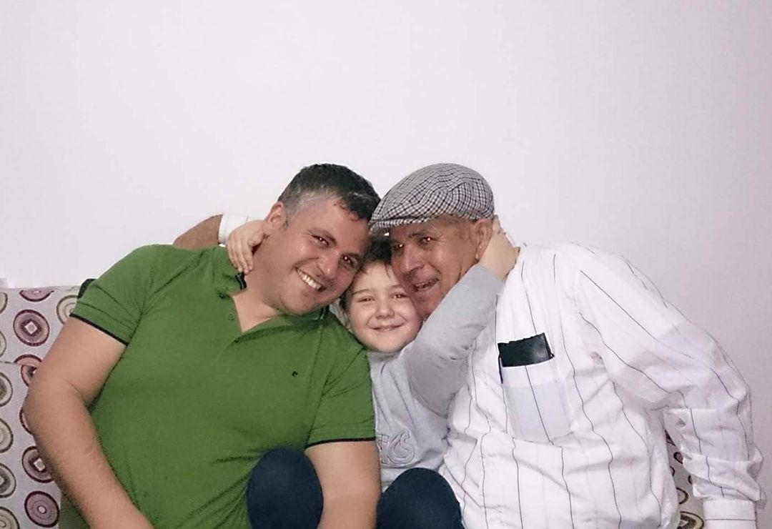 Humbi të atin, Gent Zenelaj dedikim prekës: Prindërit nuk vdesin kurrë babo