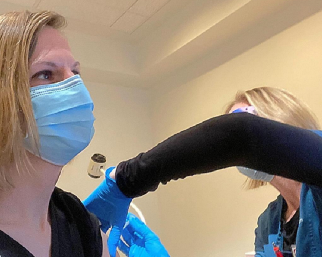 Mjekja shqiptare në SHBA bën vaksinën ndaj COVID-19