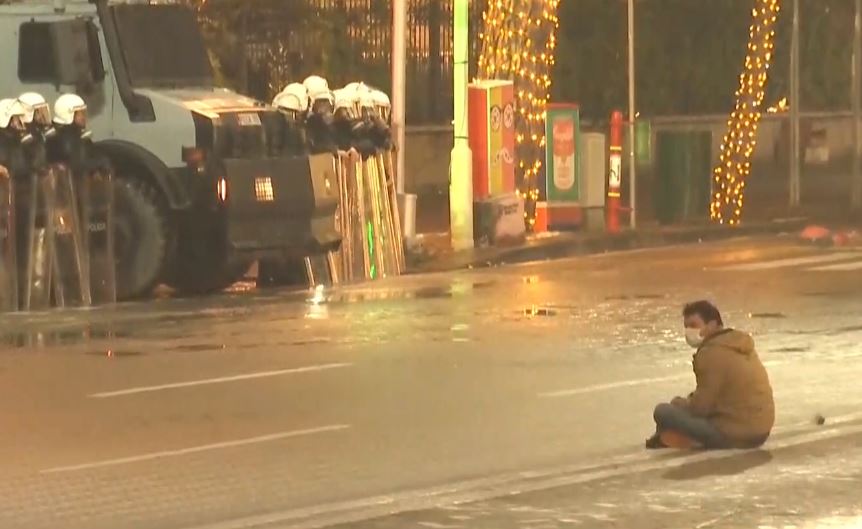 Protestuesi ulet këmbëkryq para kryeministrisë, shoqërohet nga efektivët (FOTO)