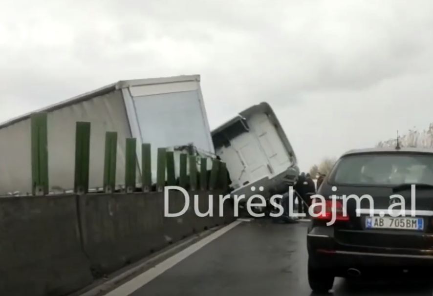 Durrës, kamioni përfundon mbi trafikndarëse, trafik në autostradë (VIDEO)