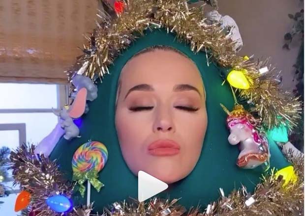 Katy Perry bëhet gati për festa, vishet si një pemë Krishtlindjesh (VIDEO)