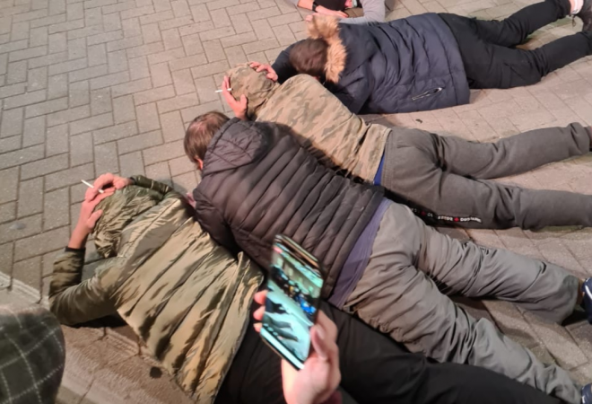 Me duart mbi kokë, protestuesit shtrihen para Kryeministrisë dhe bëjnë gjestin simbolik për Klodian Rashën