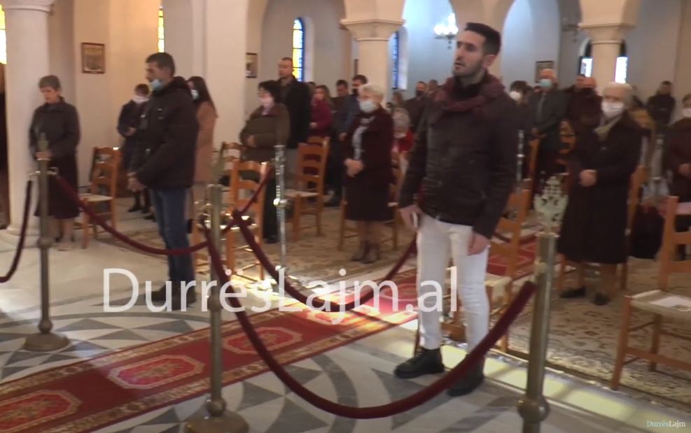Durrës, besimtarët e krishterë kremtojnë sot Krishtlindjen (VIDEO)