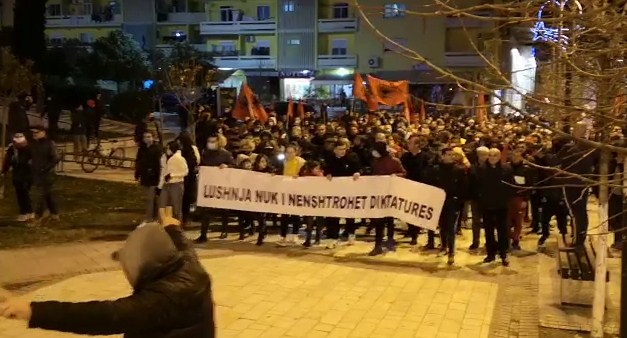 “Nuk i nënshtrohemi diktaturës”… Edhe Lushnja në protestë paqësore