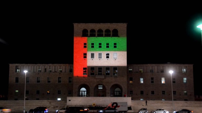 Pas flamurit shqiptar në Dubai, projektohet në Tiranë flamuri i Emirateve