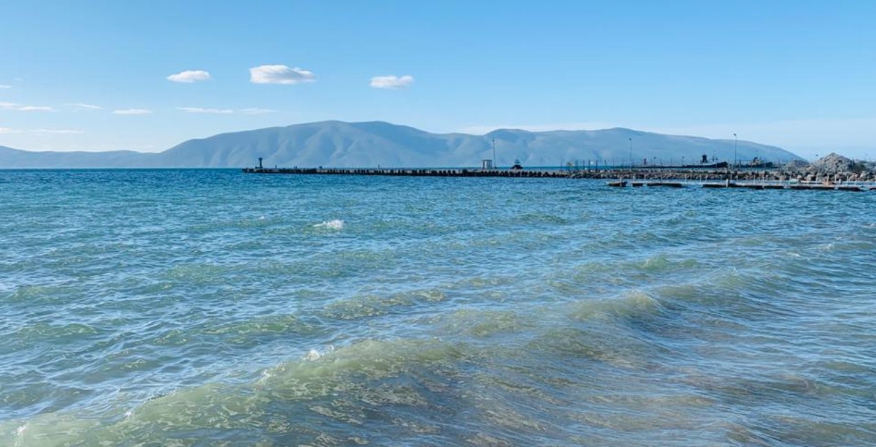 Erë e fortë/ Pezullohet lundrimi i mjeteve të vogla për 24 orë në Vlorë