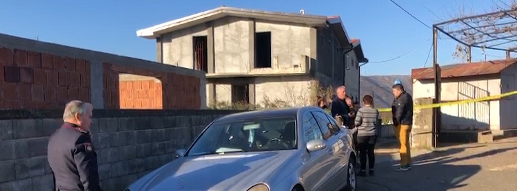 Emrat/ 43-vjeçari u plagos teksa përcillte djalin në shkollë, në kërkim autori