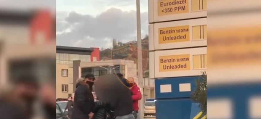 Të rinjtë nga Durrësi kapen duke transportuar 2 bomba me telekomandë drejt Malit të Zi (VIDEO)