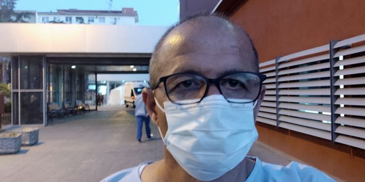 Mjekët mblidhen para Urgjencës në QSUT, protestë për shkarkimin e kolegut Ilir Allkja