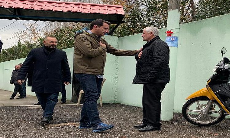 Veliaj në familjen Rasha: Përpara ecet me drejtësi, jo me dhunë, mesazhi që mora