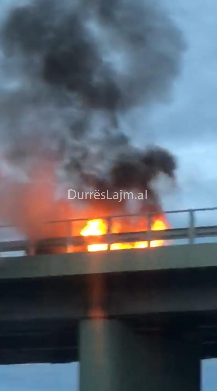 Shpërthen në flakë makina tek Ura Dajlanit (VIDEO)