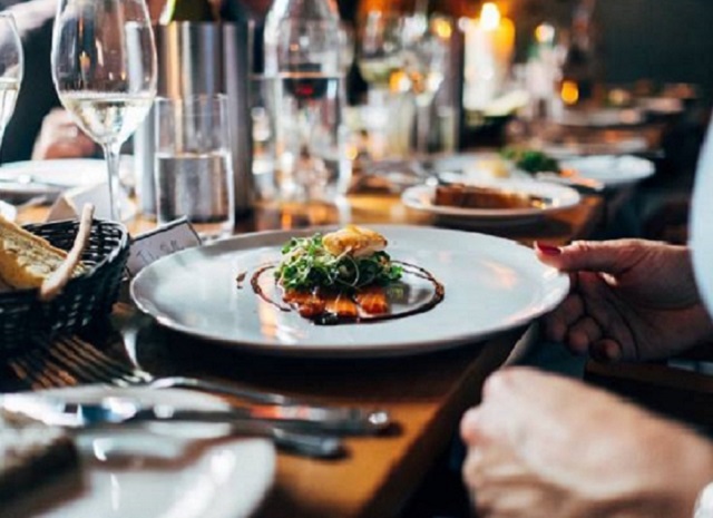 Ekzekutohet shqiptari në mes të restorantit në Spanjë, po darkonte me partneren