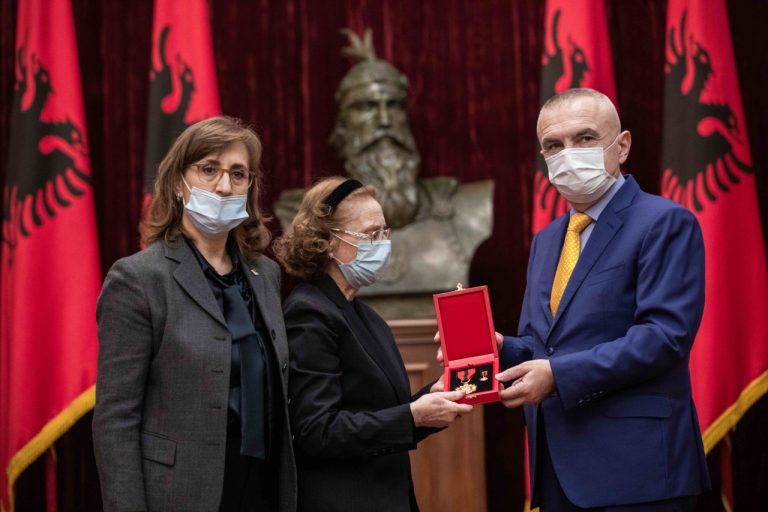 Meta dekoron pas vdekjes me Titullin “Mjeshtër i Madh” artistin e shquar të muzikës shqiptare, Milto Vako