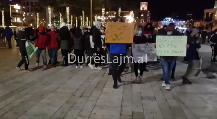 Nis protesta e të rinjve në Durrës (VIDEO)