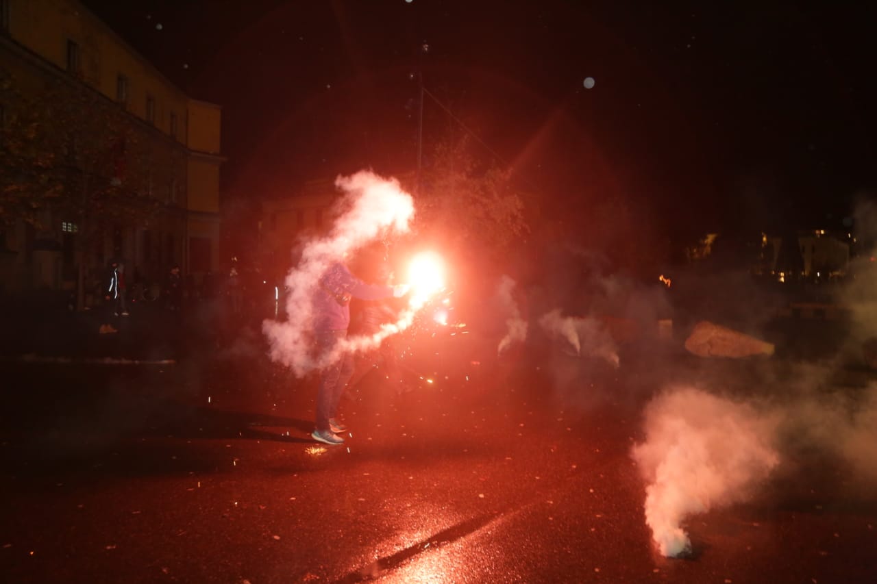 Rrugët kryesore të Tiranës në kaos (FOTO)