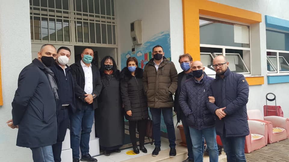 30-vjetori i krijimit të PD-së/ Demokratët e Durrësit dhurojnë ushqime për 30 familje në nevojë