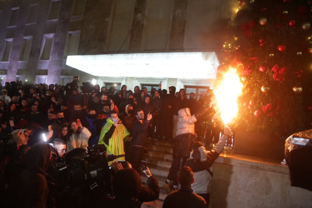 Arrestohet 22-vjeçari që dyshohet se dogji pemën para Kryeministrisë më 9 dhjetor