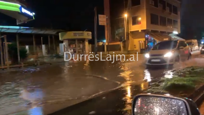 Durrësi nën pushtetin e ujit, reshjet e dendura krijojnë vështirësi në qarkullim (VIDEO)