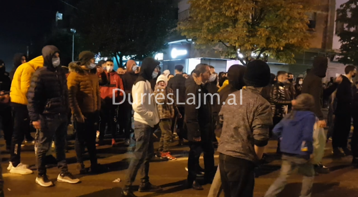 Protesta/ Tensionohet situata para Drejtorisë së Policisë Durrës (FOTO & VIDEO)