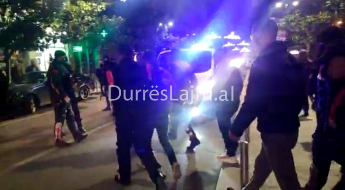 Prani e shtuar policie në qendër të Durrësit, shoqërohen 3 të rinj në komisariat (VIDEO)
