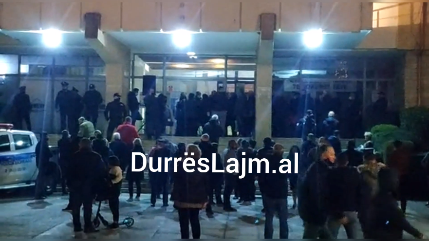 Procesi i aplikimit për grantin e tërmetit, qytetarët e Durrësit vazhdojnë të qëndrojnë në radhë për orë të tëra (VIDEO)