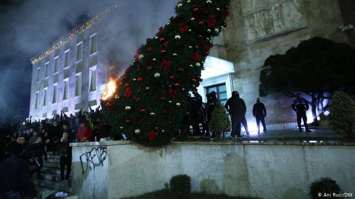 Trazira pas vrasjes së 25-vjeçarit/ “DW”: Ç’ndodhi mbrëmjen e kaluar në Tiranë, situata doli jashtë kontrollit të policisë