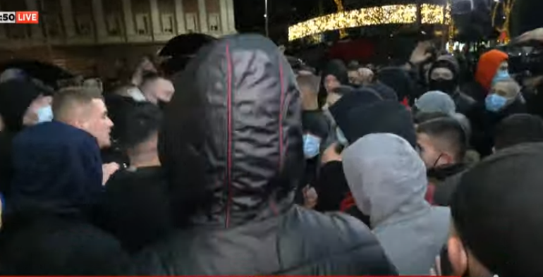 Protestuesit tentojnë të thyejnë derën e Kryeministrisë