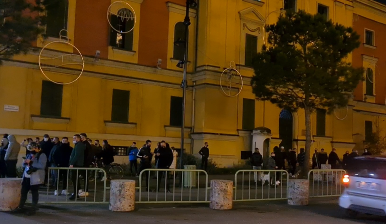 Tjetër protestë për Klodian Rashën e vrarë nga policia, protestuesit mblidhen para Ministrisë së Brendshme