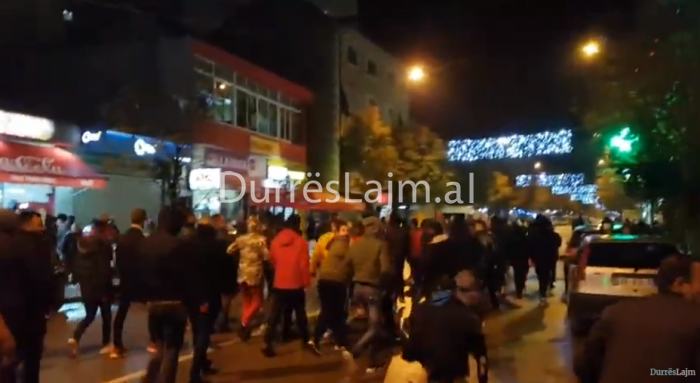 Përfundon protesta në Durrës, shpërndahen të rinjtë (VIDEO)